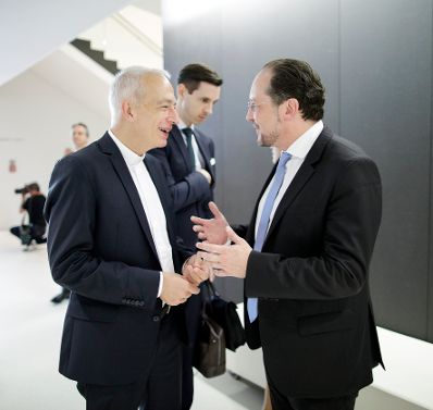 Am 17. Juli 2019 reiste Bundesminister Alexander Schallenberg (r.) anl&auml;sslich der Er&ouml;ffnung der Bregenzer Festspiele nach Bregenz. Im Bild mit dem Pr&auml;sidenten der Caritas Michael Landau (l.).