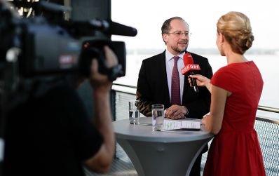 Am 17. Juli 2019 reiste Bundesminister Alexander Schallenberg (l.) anl&auml;sslich der Er&ouml;ffnung der Bregenzer Festspiele nach Bregenz.