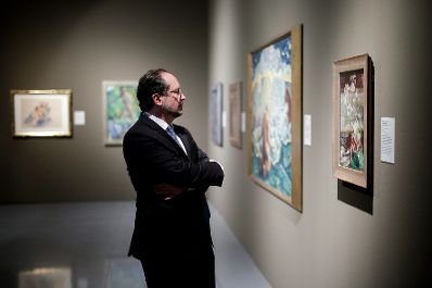 Am 26. Juli 2019 reisten Bundeskanzlerin Brigitte Bierlein und Bundesminister Alexander Schallenberg (im Bild) anl&auml;sslich der Er&ouml;ffnung der Salzburger Festspiele nach Salzburg. Im Bild bei der Besichtigung der Neuen Residenz.