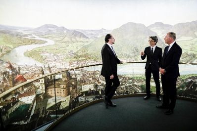 Am 26. Juli 2019 reisten Bundeskanzlerin Brigitte Bierlein und Bundesminister Alexander Schallenberg (l.) anl&auml;sslich der Er&ouml;ffnung der Salzburger Festspiele nach Salzburg. Im Bild bei der Besichtigung der Neuen Residenz.