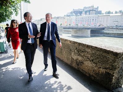 Am 26. Juli 2019 reisten Bundeskanzlerin Brigitte Bierlein und Bundesminister Alexander Schallenberg anl&auml;sslich der Er&ouml;ffnung der Salzburger Festspiele nach Salzburg. Im Bild Bundesminister Alexander Schallenberg (l.) mit dem Landeshauptmann von Salzburg Wilfried Haslauer (r.).