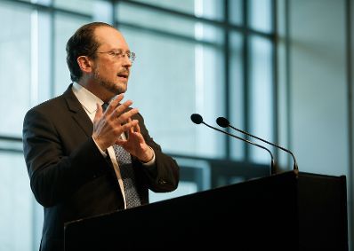 Am 26. Juli 2019 reisten Bundeskanzlerin Brigitte Bierlein und Bundesminister Alexander Schallenberg (im Bild) anl&auml;sslich der Er&ouml;ffnung der Salzburger Festspiele nach Salzburg. Im Bild bei der &Uuml;berreichung des &Ouml;sterreichischen Staatspreises f&uuml;r europ&auml;ische Literatur an Michel Houellebecq.