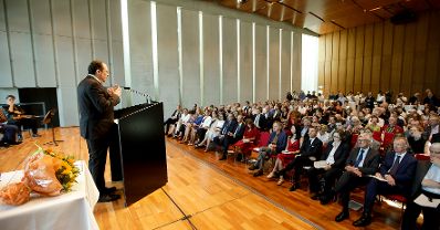Am 26. Juli 2019 reisten Bundeskanzlerin Brigitte Bierlein und Bundesminister Alexander Schallenberg (l.) anl&auml;sslich der Er&ouml;ffnung der Salzburger Festspiele nach Salzburg. Im Bild bei der &Uuml;berreichung des &Ouml;sterreichischen Staatspreises f&uuml;r europ&auml;ische Literatur an Michel Houellebecq.