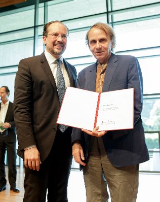 Am 26. Juli 2019 reisten Bundeskanzlerin Brigitte Bierlein und Bundesminister Alexander Schallenberg (l.) anl&auml;sslich der Er&ouml;ffnung der Salzburger Festspiele nach Salzburg. Im Bild bei der &Uuml;berreichung des &Ouml;sterreichischen Staatspreises f&uuml;r europ&auml;ische Literatur an Michel Houellebecq (r.).