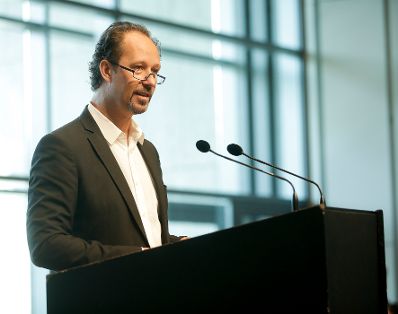 Am 26. Juli 2019 reisten Bundeskanzlerin Brigitte Bierlein und Bundesminister Alexander Schallenberg anl&auml;sslich der Er&ouml;ffnung der Salzburger Festspiele nach Salzburg. Im Bild bei der &Uuml;berreichung des &Ouml;sterreichischen Staatspreises f&uuml;r europ&auml;ische Literatur an Michel Houellebecq.