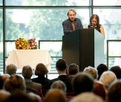 Am 26. Juli 2019 reisten Bundeskanzlerin Brigitte Bierlein und Bundesminister Alexander Schallenberg anl&auml;sslich der Er&ouml;ffnung der Salzburger Festspiele nach Salzburg. Im Bild bei der &Uuml;berreichung des &Ouml;sterreichischen Staatspreises f&uuml;r europ&auml;ische Literatur an Michel Houellebecq.