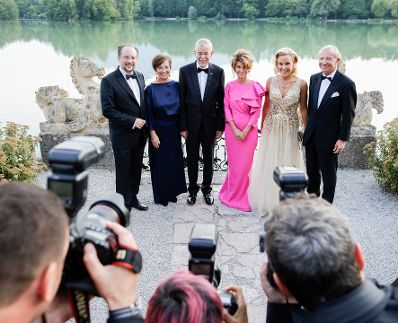 Am 26. Juli 2019 reisten Bundeskanzlerin Brigitte Bierlein und Bundesminister Alexander Schallenberg anl&auml;sslich der Er&ouml;ffnung der Salzburger Festspiele nach Salzburg. Im Bild (v.l.n.r.) Bundesminister Alexander Schallenberg, Doris Schmidauer, Bundespr&auml;sident Alexander Van der Bellen, Bundeskanzlerin Brigitte Bierlein, Landeshauptmann von Salzburg Wilfried Haslauer und Gattin.