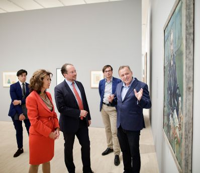 Am 22. August 2019 besuchte Bundeskanzler Brigitte Bierlein (l.) gemeinsam mit Bundesminister Alexander Schallenberg (m.) die Landesgalerie N&Ouml; und die Kunsthalle Krems.