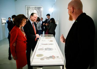 Am 22. August 2019 besuchte Bundeskanzler Brigitte Bierlein (l.) gemeinsam mit Bundesminister Alexander Schallenberg (m.) die Landesgalerie N&Ouml; und die Kunsthalle Krems.