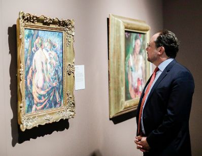 Am 22. August 2019 besuchte Bundeskanzler Brigitte Bierlein gemeinsam mit Bundesminister Alexander Schallenberg (l.) die Ausstellung &bdquo;Faistauer, Schiele, Harta &amp; Co. Malerei verbindet&ldquo; im Salzburg Museum.