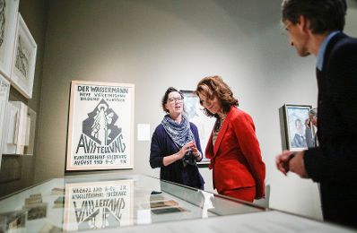 Am 22. August 2019 besuchte Bundeskanzler Brigitte Bierlein (m.) gemeinsam mit Bundesminister Alexander Schallenberg die Ausstellung &bdquo;Faistauer, Schiele, Harta &amp; Co. Malerei verbindet&ldquo; im Salzburg Museum.