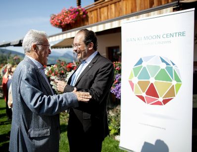 Am 26. August 2019 nahm Bundesminister Alexander Schallenberg (r.) am Forum Alpbach teil. Im Bild mit Heinz Fischer (l.) beim High-Level Retreat &ldquo;Promoting the SDGs in Europe&rdquo;.