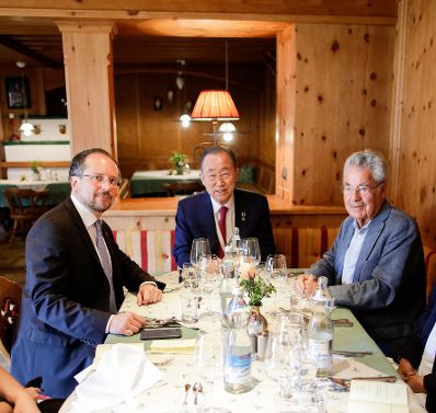 Am 26. August 2019 nahm Bundesminister Alexander Schallenberg (l.) am Forum Alpbach teil. Im Bild mit Ban Ki-moon (m.) und Heinz Fischer (r.) beim High-Level Retreat &ldquo;Promoting the SDGs in Europe&rdquo;.