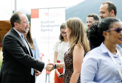 Am 26. August 2019 nahm Bundesminister Alexander Schallenberg (.l.) am Forum Alpbach teil. Im Bild mit ADA-Stipendiaten.