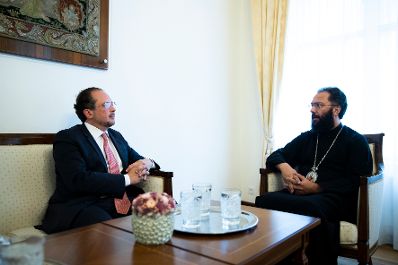 Am 2. September 2019 besuchte Bundesminister Alexander Schallenberg (l.) den Metropolit Arsenios Kardamakis (r.).