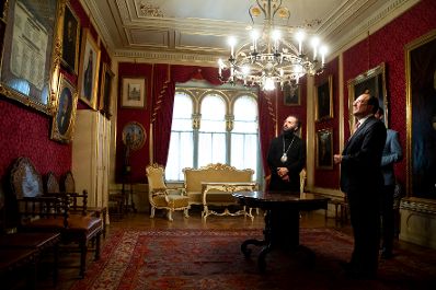 Am 2. September 2019 besuchte Bundesminister Alexander Schallenberg (r.) den Metropolit Arsenios Kardamakis (l.).