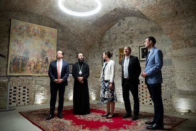 Am 2. September 2019 besuchte Bundesminister Alexander Schallenberg (l.) den Metropolit Arsenios Kardamakis (2.v.l.).