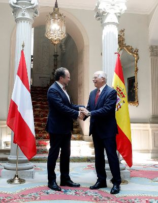Am 5. September 2019 trifft Bundesminister Alexander Schallenberg (l.) den spanischen Au&szlig;enminister Josep Borrell (r.).
