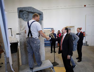 Am 12. September 2019 besuchte Bundesminister Alexander Schallenberg die Restaurationswerkst&auml;tten des Bundesdenkmalamtes.