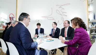 Am 19. September 2019 lud Bundeskanzlerin Brigitte Bierlein gemeinsam mit Bundesminister Alexander Schallenberg zum Empfang zu Rosch Ha Schana ins Bundeskanzleramt ein.