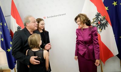 Am 19. September 2019 lud Bundeskanzlerin Brigitte Bierlein gemeinsam mit Bundesminister Alexander Schallenberg zum Empfang zu Rosch Ha Schana ins Bundeskanzleramt ein.