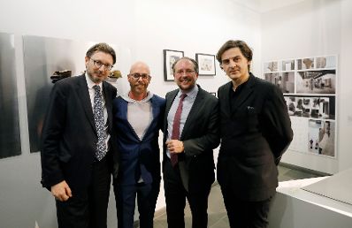 Am 24. September 2019 setzte Bundesminister Alexander Schallenberg seiner Reise anl&auml;sslich der UN-Generalversammlung nach New York fort. Im Bild bei der Er&ouml;ffnung der Ausstellung &bdquo;Resident Alien: Austrian Architects in America&ldquo;.