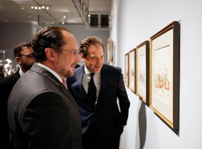 Am 2. Oktober 2019 besuchte Bundesminister Alexander Schallenberg (l.) New York. Im Bild bei der Er&ouml;ffnung der Ausstellung &bdquo;The Last Knight&ldquo; im Metropolitan Museum of Art.