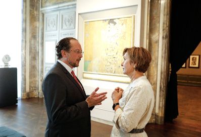 Am 2. Oktober 2019 besuchte Bundesminister Alexander Schallenberg (l.) New York. Im Bild bei dem Besuch der Ausstellung &bdquo;Austrian Masterworks&ldquo; im "Neue Galerie New York" mit Ren&eacute;e Price (r.) Leiterin "Neue Galerie New York".