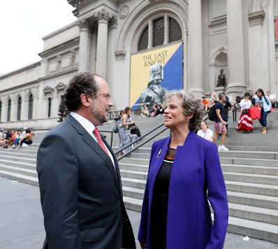 Am 2. Oktober 2019 besuchte Bundesminister Alexander Schallenberg (l.) New York. Im Bild bei der Er&ouml;ffnung der Ausstellung &bdquo;The Last Knight&ldquo; im Metropolitan Museum of Art mit Sabine Haag (r.).
