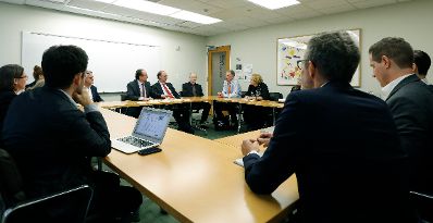 Am 3. Oktober 2019 besuchte Bundesminister Alexander Schallenberg (r.) New York. Im Bild bei dem Besuch "The New School" im Austausch mit "Innovation Labs".