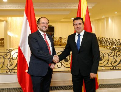 Am 7. Oktober 2019 besuchte Bundesminister Alexander Schallenberg (l.) Skopje. Im Bild bei dem Arbeitsgespr&auml;ch mit Zoran Zaev, Ministerpr&auml;sident Nordmazedoniens (r.).