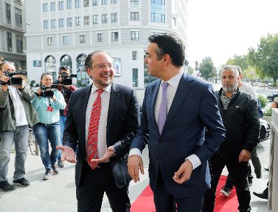 Am 7. Oktober 2019 besuchte Bundesminister Alexander Schallenberg (m.l.) Skopje. Im Bild bei dem Arbeitsgespr&auml;ch mit Nikola Dimitrov, Au&szlig;enminister Nordmazedoniens (m.r.).