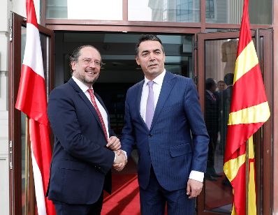 Am 7. Oktober 2019 besuchte Bundesminister Alexander Schallenberg (l.) Skopje. Im Bild bei dem Arbeitsgespr&auml;ch mit Nikola Dimitrov, Au&szlig;enminister Nordmazedoniens (r.).