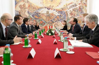 Am 7. Oktober 2019 besuchte Bundesminister Alexander Schallenberg (3.v.r.) Skopje. Im Bild bei dem Arbeitsgespr&auml;ch mit Stevo Pendarovski, Pr&auml;sident Nordmazedoniens (3.v.l.).