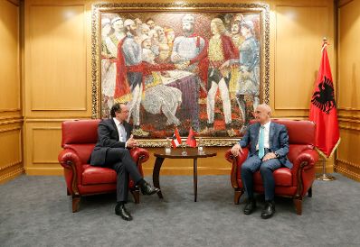 Am 8. Oktober 2019 reiste Bundesminister Alexander Schallenberg (l.) nach Albanien.Im Bild mit dem albanischen Pr&auml;sidenten Ilir Meta (r.).