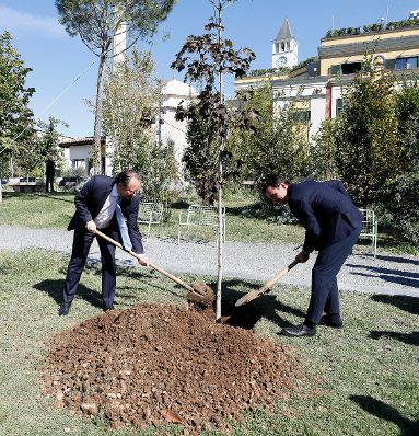 Am 8. Oktober 2019 reiste Bundesminister Alexander Schallenberg (l.) nach Albanien.Im Bild mit dem B&uuml;rgermeister von Tirana, Erion Velijaj (r.) bei einer Baumpflanzung.