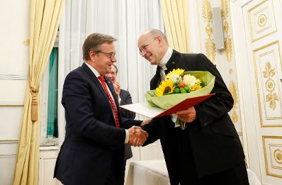 Am 10. Oktober 2019 &uuml;berreichte Bundesminister Alexander Schallenberg den Gro&szlig;en &Ouml;sterreichischen Staatspreis an Thomas Larcher (r.). Im Bild mit G&uuml;nther Platter (l.).