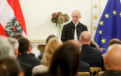 Am 10. Oktober 2019 &uuml;berreichte Bundesminister Alexander Schallenberg den Gro&szlig;en &Ouml;sterreichischen Staatspreis an Thomas Larcher.