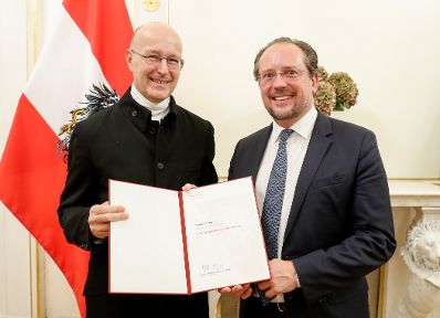 Am 10. Oktober 2019 &uuml;berreichte Bundesminister Alexander Schallenberg (r.) den Gro&szlig;en &Ouml;sterreichischen Staatspreis an Thomas Larcher (l.).