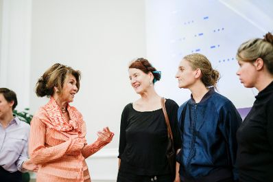 Am 21. Oktober 2019 pr&auml;sentierte Bundeskanzlerin Brigitte Bierlein (l.) gemeinsam mit Bundesminister Alexander Schallenberg die Kunst im Bundeskanzleramt. Im Bild mit K&uuml;nstlerinnen der Ausstellung.