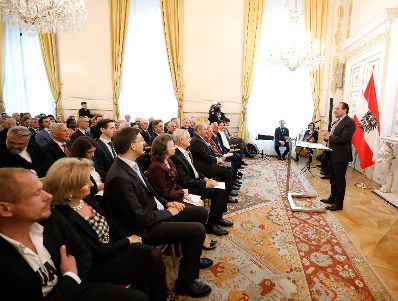 Am 28. Oktober 2019 &uuml;berreichte Bundesminister Alexander Schallenberg (r.) das Gro&szlig;e Ehrenzeichen f&uuml;r Verdienste um die Republik &Ouml;sterreich an Thomas Sch&auml;fer-Elmayer.