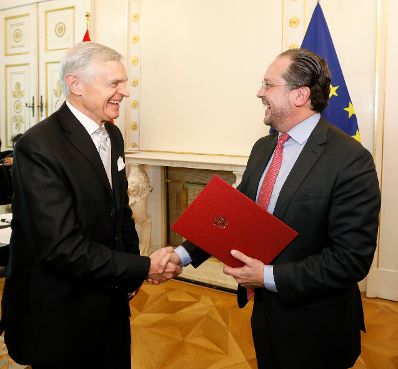 Am 28. Oktober 2019 &uuml;berreichte Bundesminister Alexander Schallenberg (r.) das Gro&szlig;e Ehrenzeichen f&uuml;r Verdienste um die Republik &Ouml;sterreich an Thomas Sch&auml;fer-Elmayer (l.).