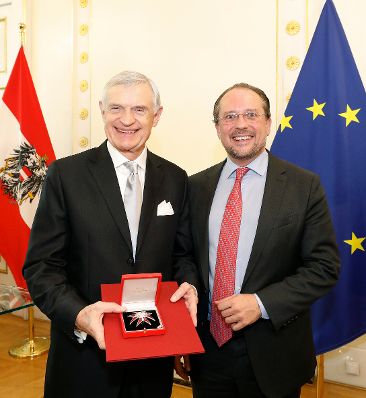 Am 28. Oktober 2019 &uuml;berreichte Bundesminister Alexander Schallenberg (r.) das Gro&szlig;e Ehrenzeichen f&uuml;r Verdienste um die Republik &Ouml;sterreich an Thomas Sch&auml;fer-Elmayer (l.).