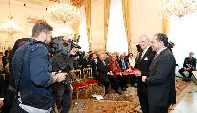 Am 28. Oktober 2019 &uuml;berreichte Bundesminister Alexander Schallenberg (2.v.r.) das Gro&szlig;e Ehrenzeichen f&uuml;r Verdienste um die Republik &Ouml;sterreich an Thomas Sch&auml;fer-Elmayer (3.v.r.).