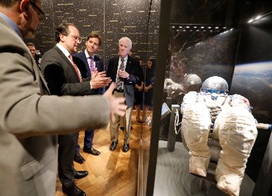 Am 29. Oktober 2019 er&ouml;ffnete Bundesminister Alexander Schallenberg (l.) die Ausstellung &quot;Der Mond. Sehnsucht, Kunst und Wissenschaft&quot; im Naturhistorisches Museum. Im Bild mit Astronaut Russell Schweickart (r.) und dem amerikanischen Botschafter Trevor Treina (m.).