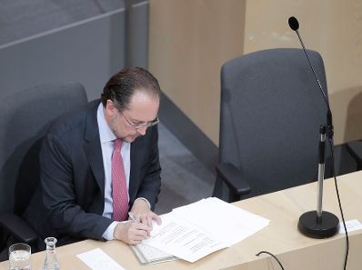 Am 13. November 2019 sprach Bundesminister Alexander Schallenberg (im Bild) in der Aktuellen Stunde bei der Nationalratssitzung im Parlament.