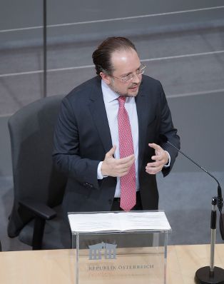 Am 13. November 2019 sprach Bundesminister Alexander Schallenberg (im Bild) in der Aktuellen Stunde bei der Nationalratssitzung im Parlament.