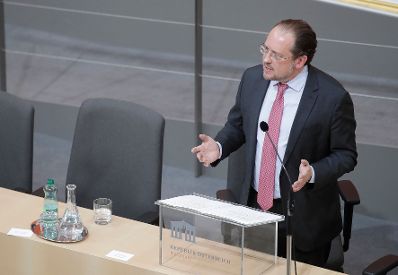 Am 13. November 2019 sprach Bundesminister Alexander Schallenberg (im Bild) in der Aktuellen Stunde bei der Nationalratssitzung im Parlament.