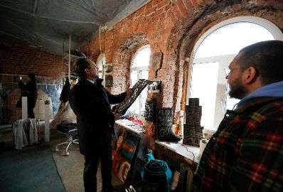 Am 16. November 2019 reiste Bundesminister Alexander Schallenberg anl&auml;sslich eines Arbeitsbesuchs nach Sankt Petersburg. Im Bild beim K&uuml;nstlerkollektiv North 7. Russland gemeinsam mit Pr&auml;sidentin Rabl-Stadler und Direktorin Sabine Haag.