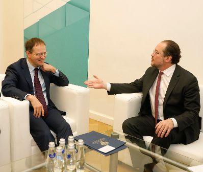 Am 16. November 2019 reiste Bundesminister Alexander Schallenberg (r.) anl&auml;sslich eines Arbeitsbesuchs nach Sankt Petersburg. Im Bild mit dem russischen Kulturminister Wladimir Rostislawowitsch Medinski (l.).